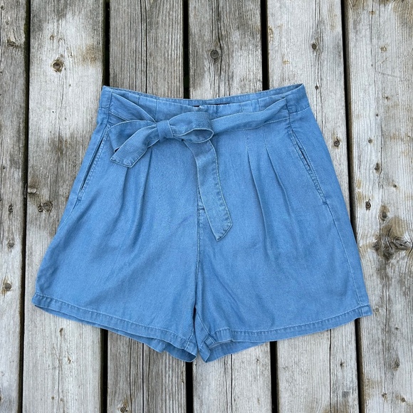 Vero Moda⎪Pleated High Waisted Shorts - Picture 1 of 10